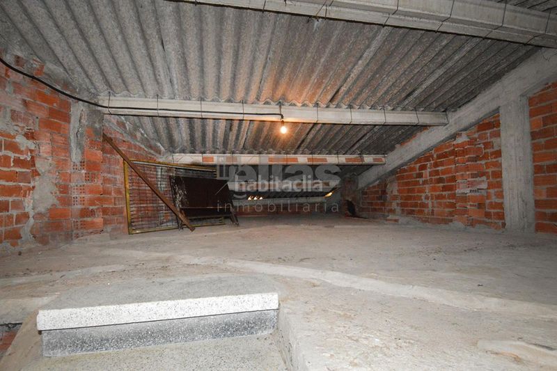 Foto d667efec-5cc5-4ce4-9aa8-a9a360ad9a8c. Edificio en Vimianzo