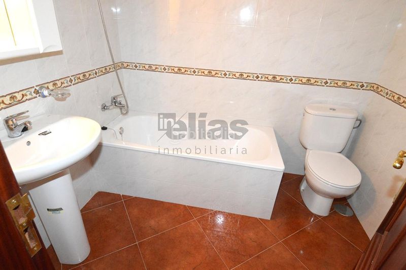 Foto d9ff1334-9646-40a9-bd88-753fca970ff6. Edificio en Vimianzo
