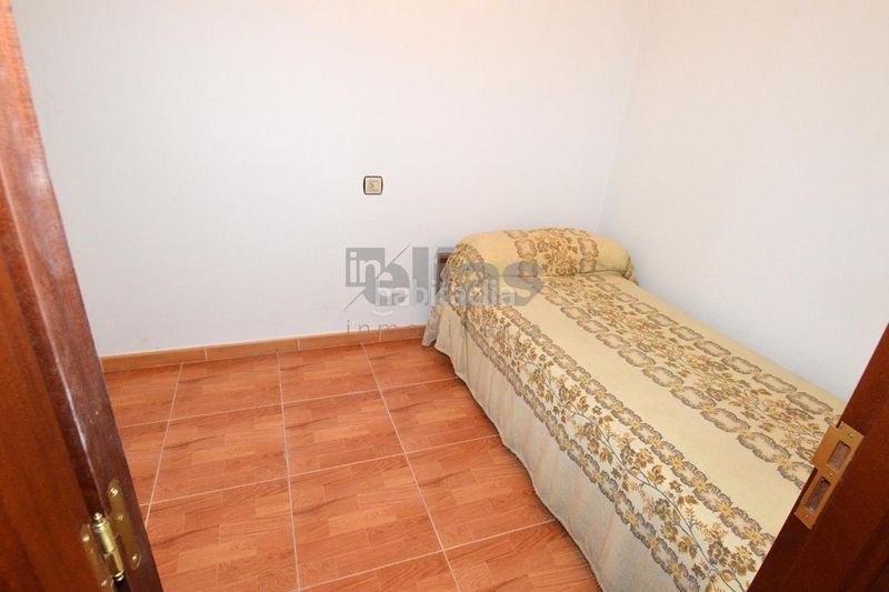 Foto f6268365-c445-4e4e-be09-2c31f7a483eb. Edificio en Vimianzo