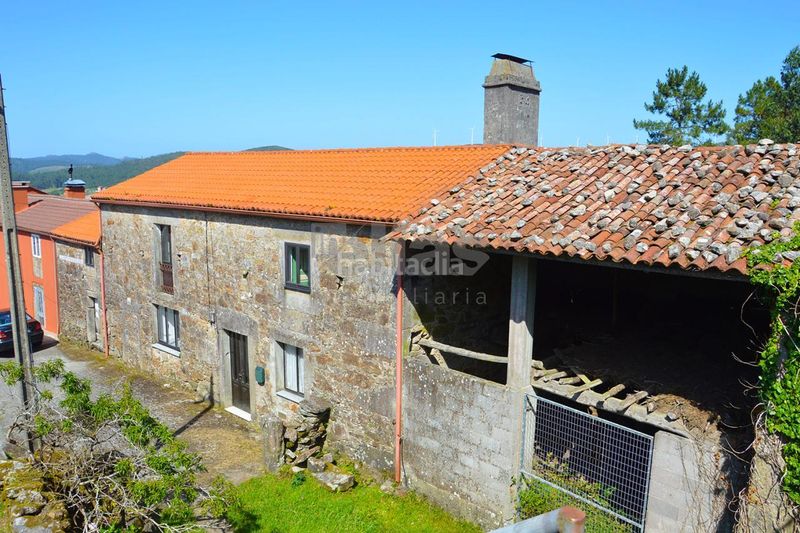 Foto c54a21d7-a232-4ce7-baf9-f6a9c964a51a. Casa amb aparcament a Vimianzo