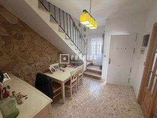 Casa  Angosta. Redpiso pone en venta esta magnifica casa adosada de 103 m2