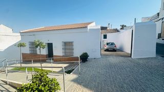 Chalet à Aznalcázar. Magnífica vivienda reformada en aznalcázar con garaje, patio y g