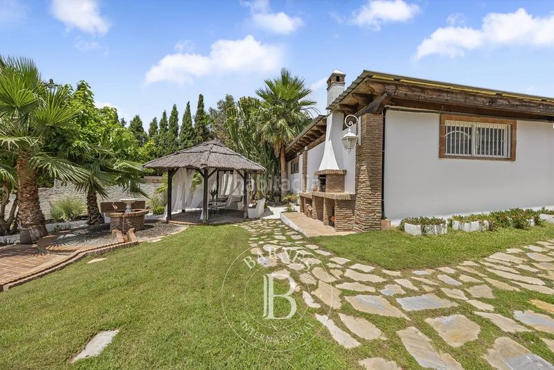Foto f70d9f05-d9a9-48f7-8266-6e339ca5e32e. Casa amb calefacció aparcament piscina a Las Lomas Estepona