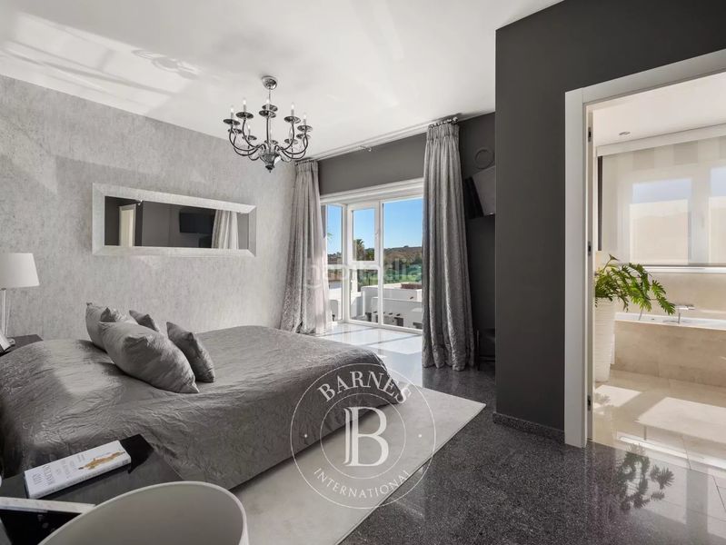 Foto 32d7aab2-4dab-4429-9b5a-332a2aed98b9. Casa amb calefacció piscina a Playa Bajadilla - Puertos Marbella