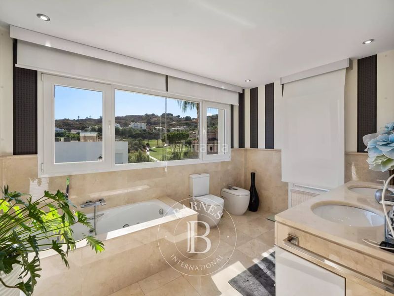 Foto b49775c9-ee21-4b41-b73f-3b2df8d2d296. Casa amb calefacció piscina a Playa Bajadilla - Puertos Marbella