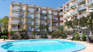 Apartament  Via aurelia. Amplio apartamento en salou  zona barenys con parking y piscina