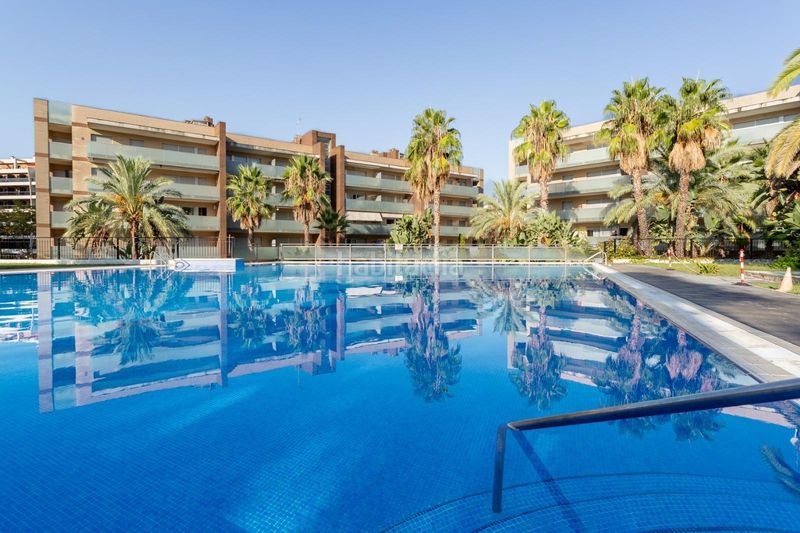 Foto d6bed5be-f4b1-4ffb-b031-ec23de25aad7. Pis amb aparcament piscina a Plaça Europa - Port Aventura Salou