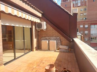 Miete Dachwohnung  Calle de las peñuelas. Exclusivo ático con dos amplias terrazas, piscina y una ubicació