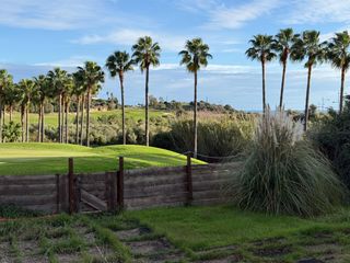 Terreny residencial a Estepona Golf. Villa en primera línea de golf con gran potencial de reforma y a
