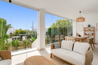 Semi detached house in Dos hermanas ii 14. Casa adosada exquisitamente renovada en montevideo hills lujo ll