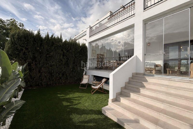 Foto 06c59458-6f5a-4325-babe-96f6a9fb1f43. Casa adossada amb calefacció aparcament piscina a Estepona