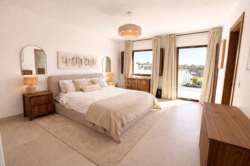 Foto 66a390b8-b5b3-4eb4-a544-e5444900693c. Casa adossada amb calefacció aparcament piscina a Estepona