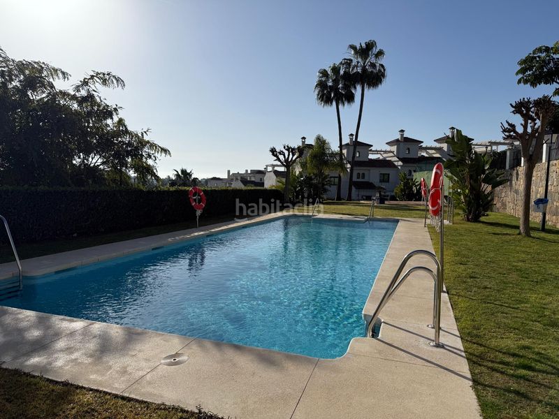 Foto d338187d-4cfc-41be-bc0b-6840b238363d. Casa adossada amb calefacció aparcament piscina a Estepona