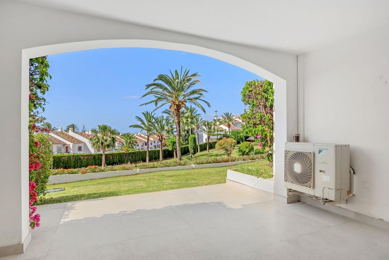 Foto 49b9daf0-7b17-4015-bb5b-b2fa681f3b69. Planta baixa amb aparcament piscina a Nueva Andalucía centro Marbella