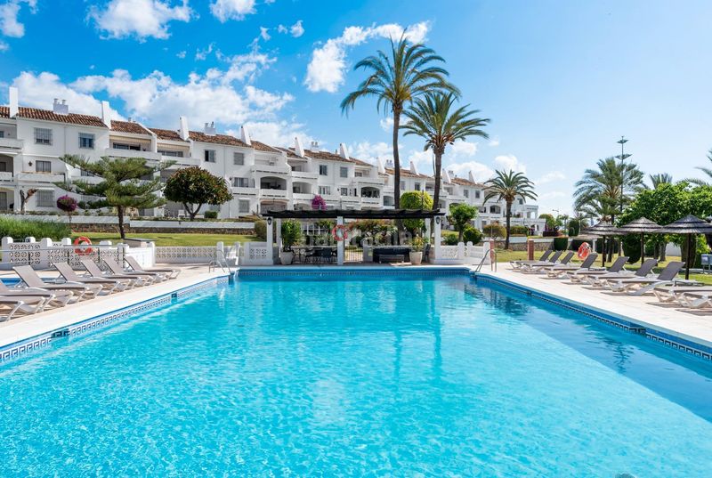 Foto a899a44d-2f9d-4ed1-9fdd-5527d08a1ab0. Planta baixa amb aparcament piscina a Nueva Andalucía centro Marbella