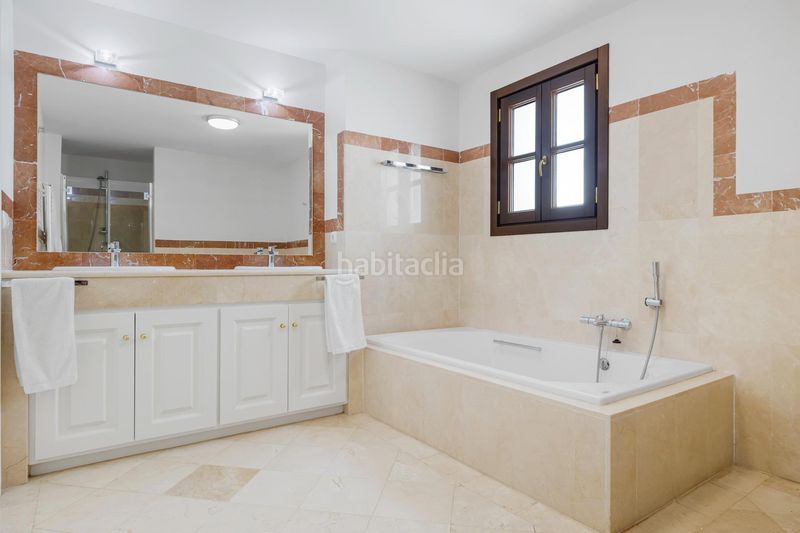 Foto 053d6a37-d8ad-4d56-be80-c1250e9d1537. Casa adossada amb aparcament piscina a La Quinta Benahavís