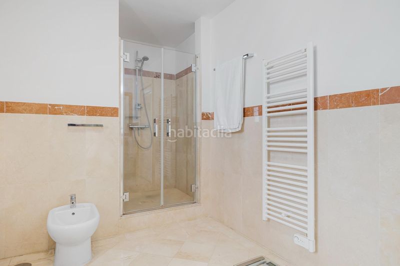 Foto 40cc6d50-7686-4aed-b201-cbff27d2a8e7. Casa adossada amb aparcament piscina a La Quinta Benahavís