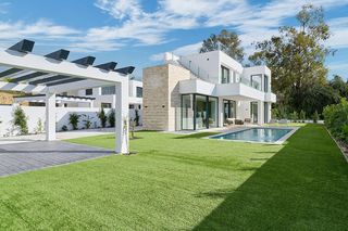 Chalet  Avenida pernet. Villa contemporánea de cinco dormitorios con piscina, solárium y