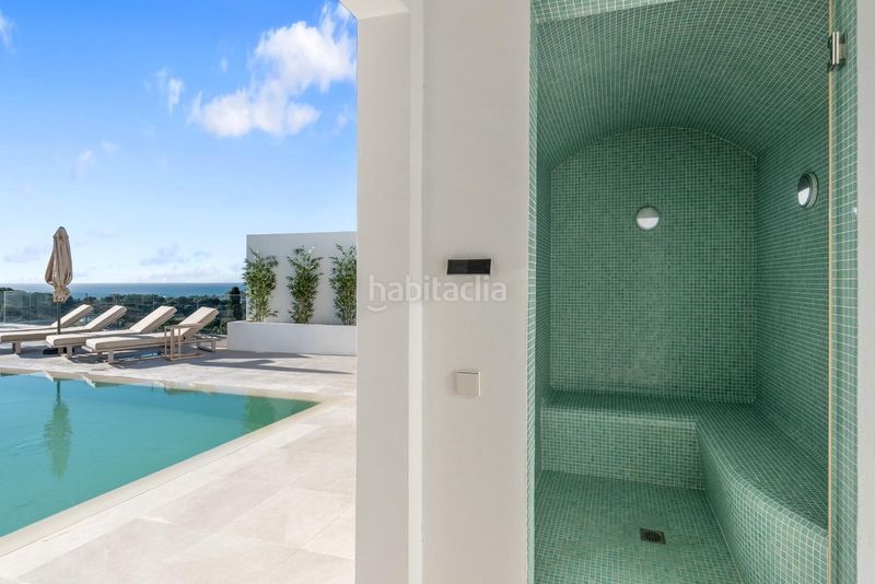 Foto 0da59084-238f-454b-b48b-965ed5007c7a. Chalet villa paraíso villa contemporánea de lujo con vistas panorámicas al mar, golf y montaña en Estepona