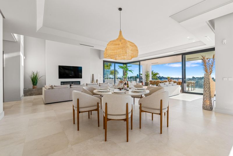 Foto 0ee10576-e4cc-4cca-8d50-ec82c170b601. Chalet villa paraíso villa contemporánea de lujo con vistas panorámicas al mar, golf y montaña en Estepona