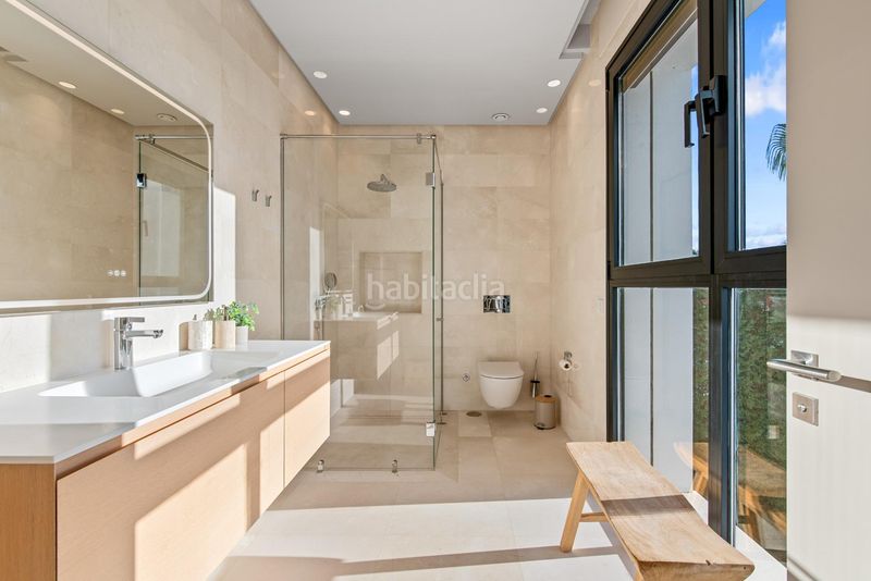 Foto 25f8f6bf-e062-4ec0-a929-e80e912f21e0. Chalet villa paraíso villa contemporánea de lujo con vistas panorámicas al mar, golf y montaña en Estepona