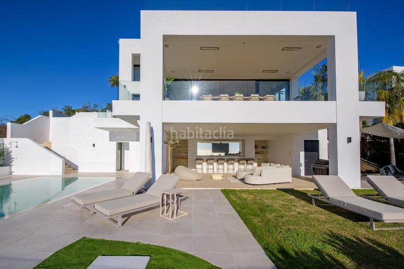 Foto 90e72b5f-a49a-40e5-a818-66315478a95b. Chalet villa paraíso villa contemporánea de lujo con vistas panorámicas al mar, golf y montaña en Estepona