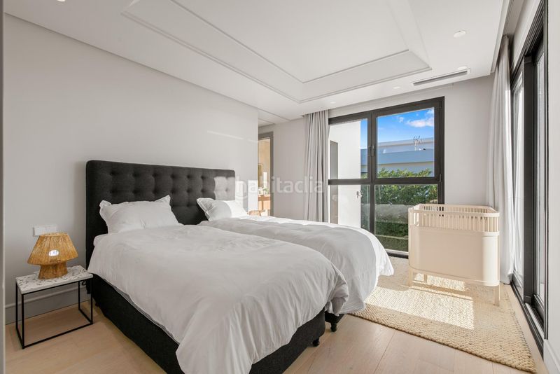 Foto a89eb923-e8d8-451a-b293-54d574407de5. Chalet villa paraíso villa contemporánea de lujo con vistas panorámicas al mar, golf y montaña en Estepona