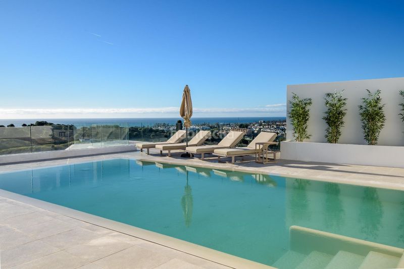 Foto b1d78d9d-5377-4846-a65f-6c02cc539288. Chalet villa paraíso villa contemporánea de lujo con vistas panorámicas al mar, golf y montaña en Estepona