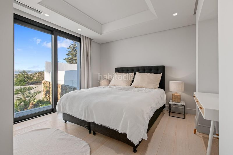 Foto b6cf14ce-3722-46fe-ae14-e1107041fd00. Chalet villa paraíso villa contemporánea de lujo con vistas panorámicas al mar, golf y montaña en Estepona