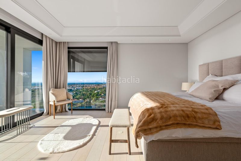 Foto eb444c5d-783e-4c66-a7a2-fa7795cb0e18. Chalet villa paraíso villa contemporánea de lujo con vistas panorámicas al mar, golf y montaña en Estepona