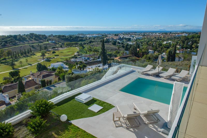 Foto f37e058d-41a0-400d-95cf-e424bdbccb63. Chalet villa paraíso villa contemporánea de lujo con vistas panorámicas al mar, golf y montaña en Estepona