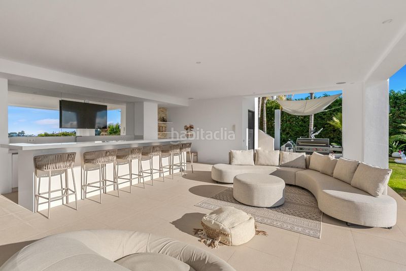 Foto f77a8711-bf8c-4713-b36f-a36d9a0f7d54. Chalet villa paraíso villa contemporánea de lujo con vistas panorámicas al mar, golf y montaña en Estepona