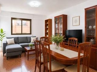 Rent Flat  Carrer de la mestra inés mir 26. Ofrezco alquiler de piso en carrer de la mestra ines mir, zona c