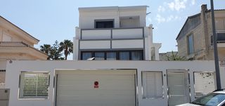 Xalet  Carrer josep maría moreno. Chalet con piscina de cee a+ en grao y playa de gandia