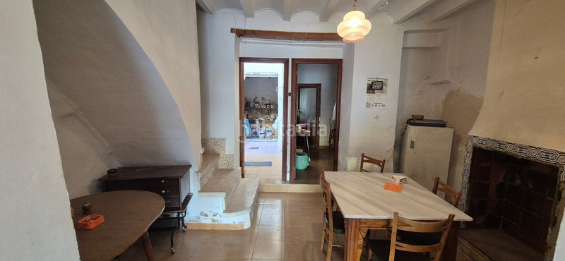 Foto 2775a9f9-599c-48e6-a4f6-e6e6dad139b0. Casa amb xemeneia a Miramar