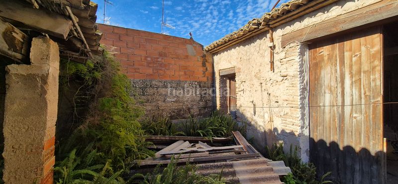 Foto c358ff90-019a-4fd2-aaba-029ee96c9685. Casa amb xemeneia aparcament a Miramar