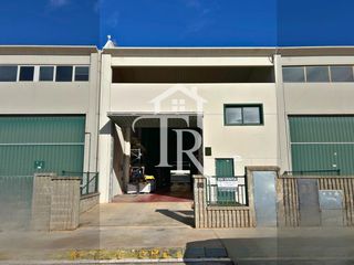 Fabrikhalle  Calle de la llum. Nave industrial en roda de ber�