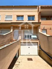 Reihenhaus in Roda de Bar�. Encantadora casa adosada en ber� mar