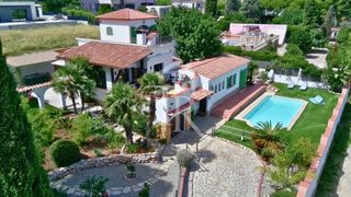 Chalet à Roda de Barà. Exclusiva villa con total privacidad y vistas panorámicas al mar