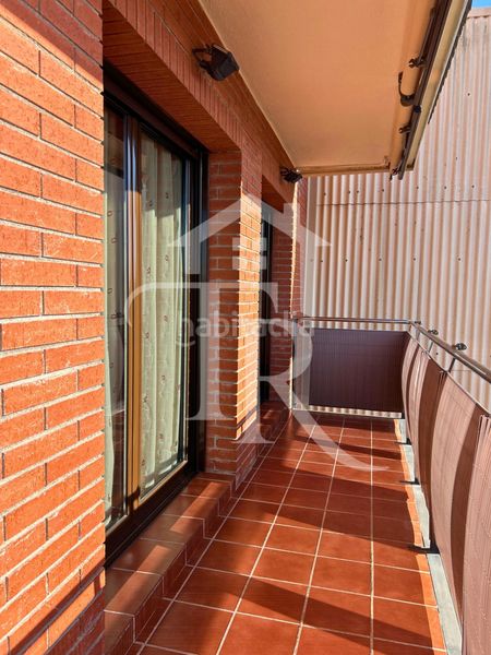 Foto 89e81a7c-dd9a-4d68-870e-747fa21c369e. Àtic amb calefacció aparcament a Zona Nord Rubí
