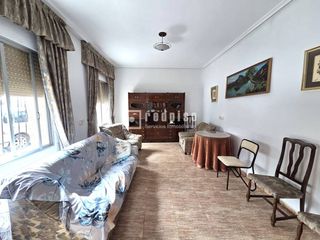 Casa  De pérez urruti. Casa con garaje y patio techado con doble acceso  ideal para viv