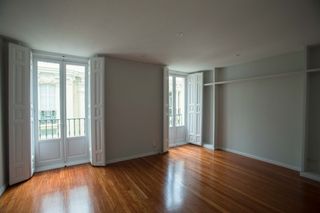 Location Appartement  Calle de fernanflor. Magnífica vivienda exterior de 108 m² en alquiler en el barrio d