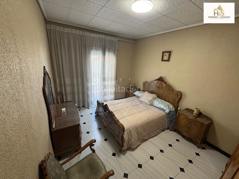 Foto fdfe95bf-9090-4896-b441-877f43550cb3. Edifici a Novelda