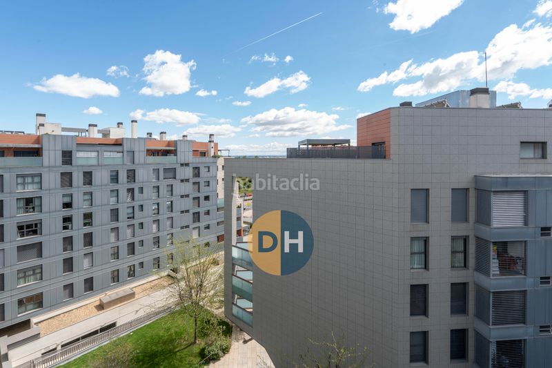 Foto 77d090c7-4d7e-4123-8d30-3c8bcaf389c4. Àtic amb calefacció aparcament piscina a Sanchinarro Madrid