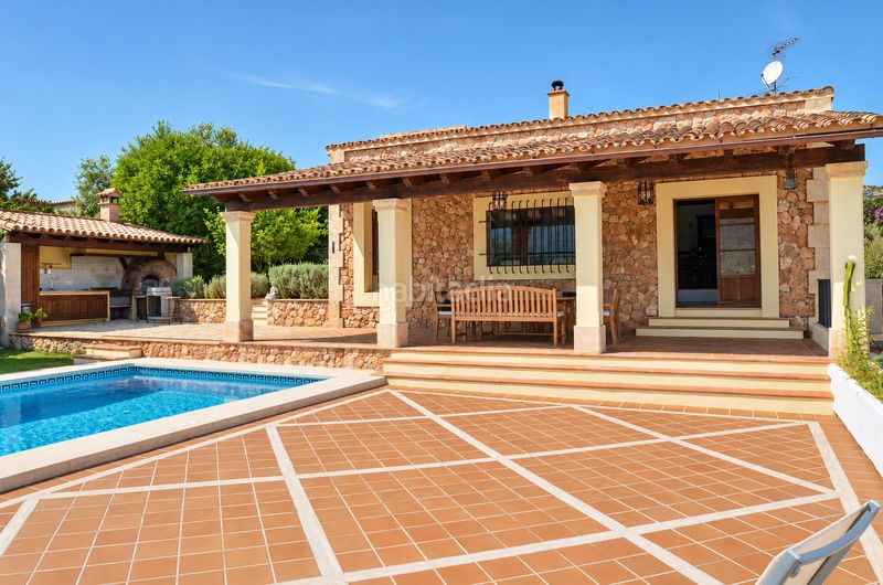 Foto 872d5c5e-6e98-4e4f-80fd-88af049f44df. Rent country house with fireplace heating parking pool in Andratx