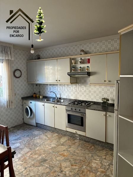 Foto b260e95f-8a90-459c-a609-f887328c0e5f. Casa amb xemeneia aparcament a Moaña