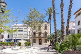 Casa in Centre. Mansión elegante del modernisme art nouveau en sant pere de ribe
