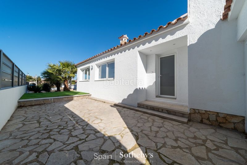 Foto 9aaf6123-e515-4c53-a4c3-55c23e56d46e. Casa amb calefacció aparcament piscina a Cap Ras - Creus - Falconera Empuriabrava