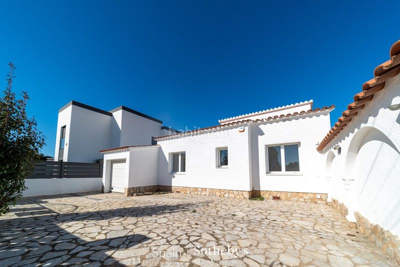 Foto a9f042dd-b823-412c-9062-2da3d67be233. Casa amb calefacció aparcament piscina a Cap Ras - Creus - Falconera Empuriabrava