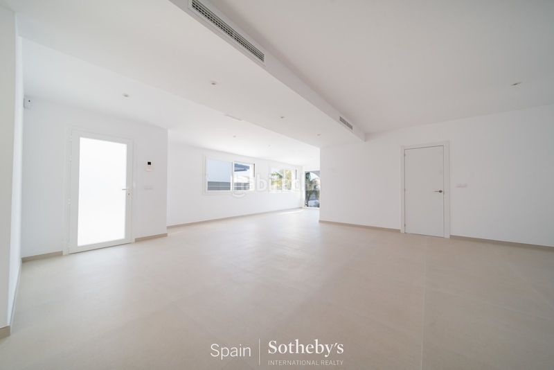Foto af475f6c-1198-45b9-a044-6d3cb152a2a7. Casa amb calefacció aparcament piscina a Cap Ras - Creus - Falconera Empuriabrava
